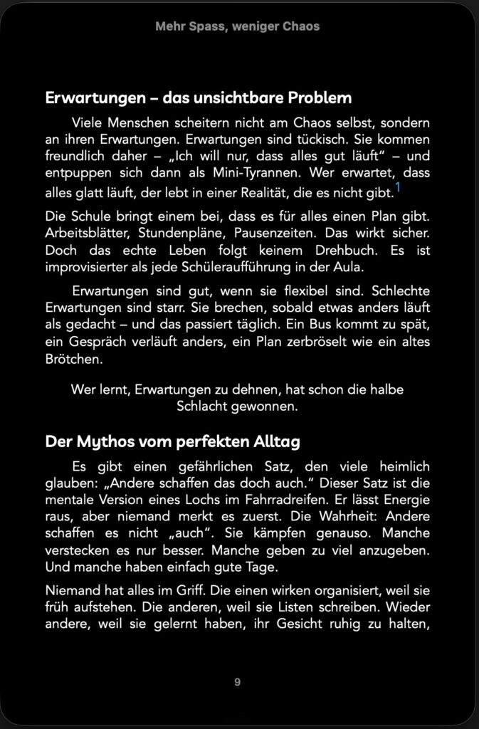 Screenshot einer anderen Seite eines Romans als E-Book auf einem Tablet. Man sieht zwei Überschriften, Fließtext , der in der ersten Zeile eingerückt ist und ein Zitat.
